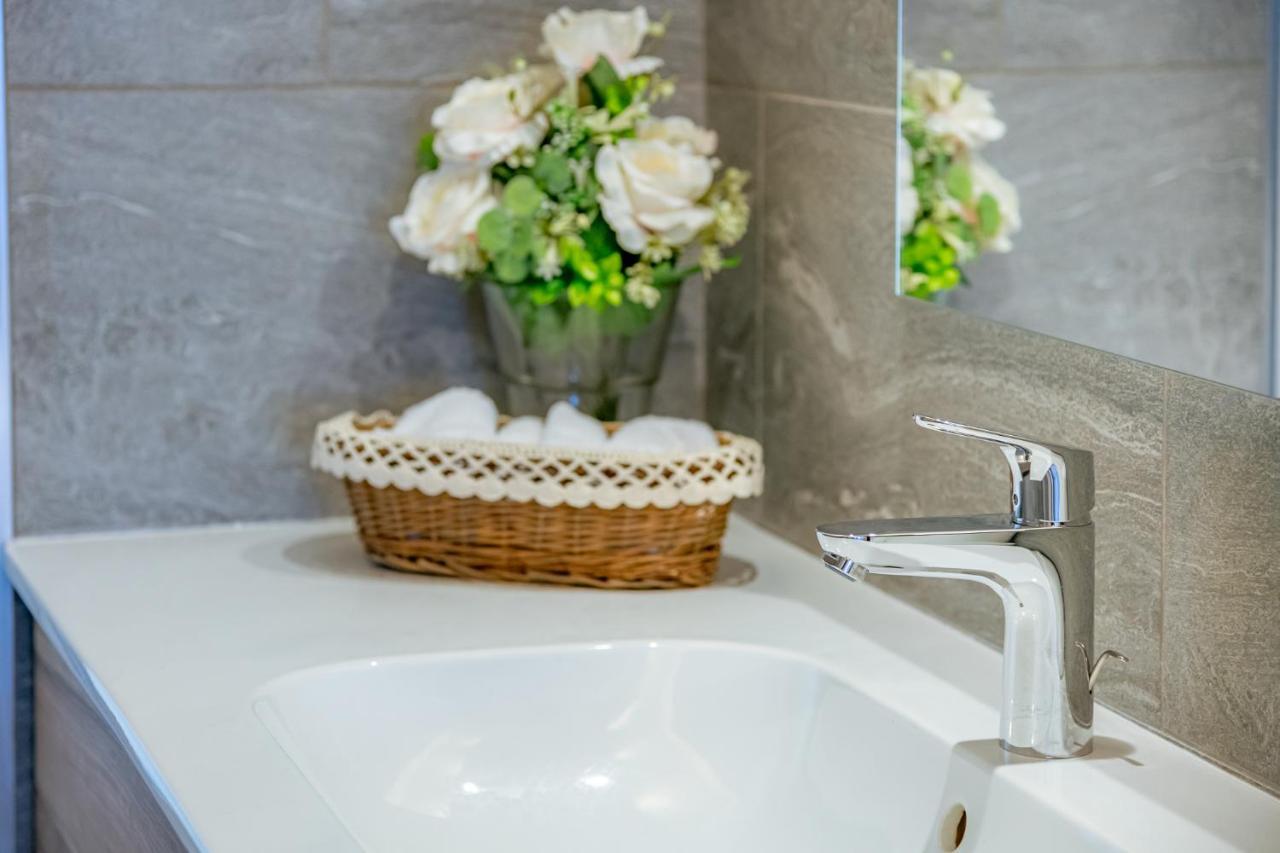 [CLASSY APARTMENT] wifi, parking&STUNNING VIEW! Acquaseria Bagian luar foto